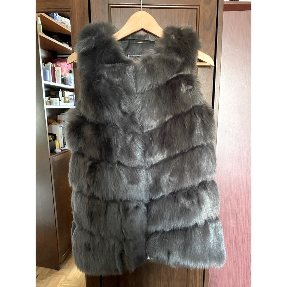 Gray faux fur vest 🤍
